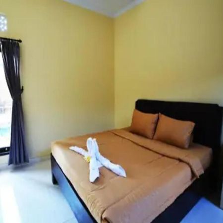 Oyo Flagship 91237 Ratu Guest House Kedunganan Bagian luar foto