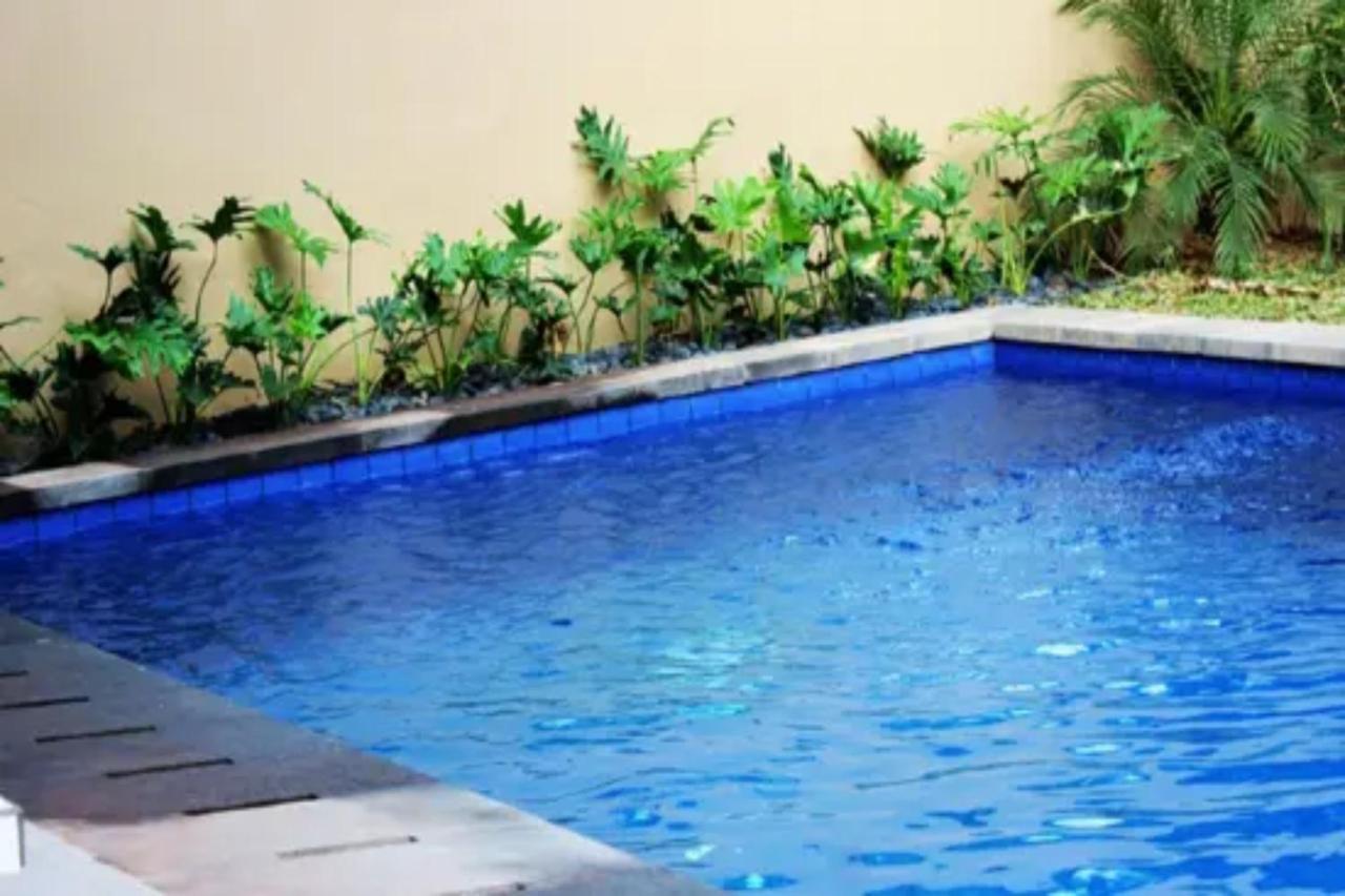 Oyo Flagship 91237 Ratu Guest House Kedunganan Bagian luar foto