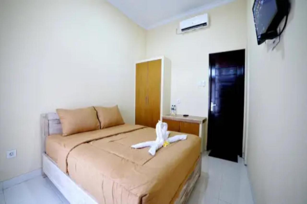 Oyo Flagship 91237 Ratu Guest House Kedunganan Bagian luar foto