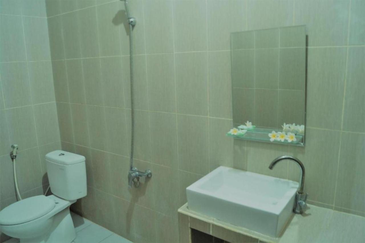 Oyo Flagship 91237 Ratu Guest House Kedunganan Bagian luar foto